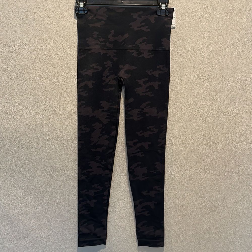 Spanx Camo Leggings‎ Sz M NWT Black Camo - Picture 2 of 6